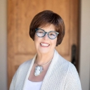 Debbie Macomber Inc logo